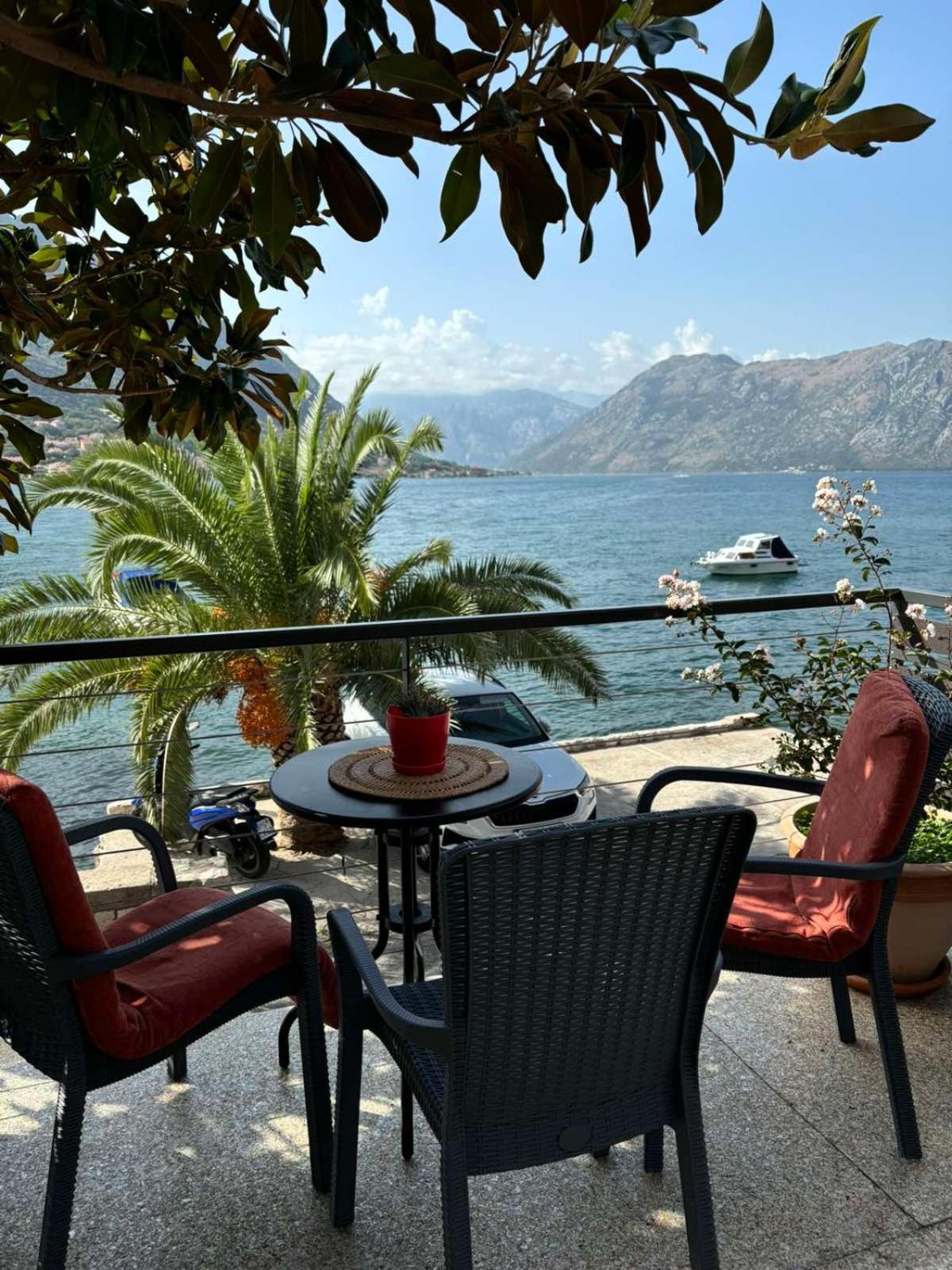 Sunny Bay Apartments Cattaro Esterno foto